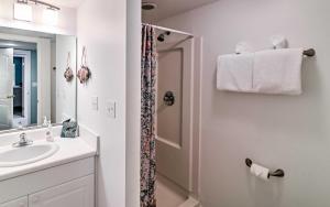 Ванна кімната в Beachfront Cedar Key Condo with Pool, Spa and Views! +16 фото