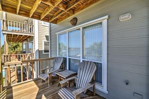 ระเบียงหรือลานระเบียงของ Beachfront Cedar Key Condo with Pool, Spa and Views!