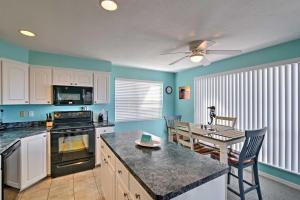 ครัวหรือมุมครัวของ Beachfront Cedar Key Condo with Pool, Spa and Views!