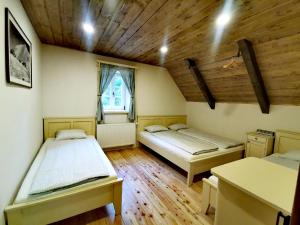 Кровать или кровати в номере Chalupa MODŘÍN