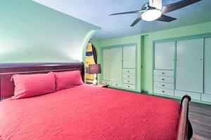 Downtown Anchorage Home, 1 Block to Coastal Trail!客房内的一张或多张床位