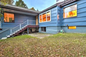 安克雷奇Downtown Anchorage Home, 1 Block to Coastal Trail!的蓝色的房子,前面有楼梯