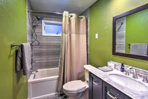 Downtown Anchorage Home, 1 Block to Coastal Trail!的一间浴室