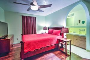 Downtown Anchorage Home, 1 Block to Coastal Trail!客房内的一张或多张床位
