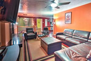 安克雷奇Downtown Anchorage Home, 1 Block to Coastal Trail!的客厅配有真皮沙发和椅子