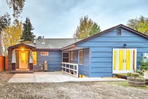 安克雷奇Downtown Anchorage Home, 1 Block to Coastal Trail!的院子里的蓝色房子,有黄色门