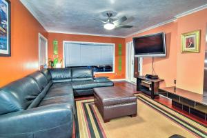Downtown Anchorage Home, 1 Block to Coastal Trail!的电视和/或娱乐中心