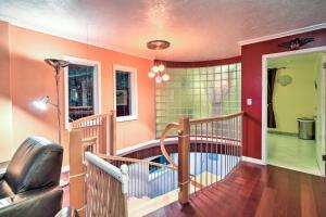 Downtown Anchorage Home, 1 Block to Coastal Trail!的休息区