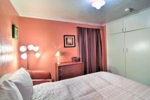Downtown Anchorage Home, 1 Block to Coastal Trail!客房内的一张或多张床位
