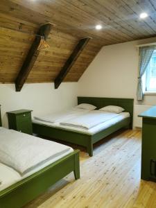 Postel nebo postele na pokoji v ubytování Chalupa MODŘÍN