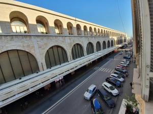 una vista sul tetto di un ponte con auto parcheggiate su una strada di Rome Place a Roma