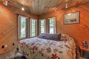 Tempat tidur dalam kamar di Waupaca Lakefront Home with Pool Table and Dock!