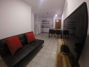 een woonkamer met een bank en een tafel bij Torres del Centro - Av Colón esq Gral paz in Cordoba