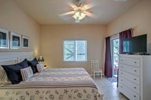 Televiisor ja/või meelelahutuskeskus majutusasutuses Bokeelia Cottage with Private Pool