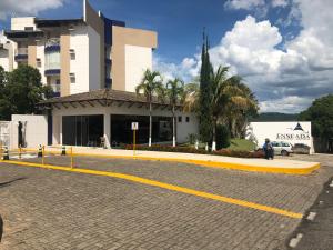 ein Gebäude mit einem gelben Bordstein vor einer Straße in der Unterkunft Enseada Nautico Residence in Caldas Novas