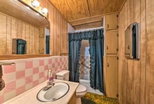 een badkamer met wastafel en toilet bij Forest Views and Porch Family Cabin in Ruidoso in Ruidoso +18 foto's