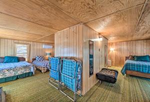 een slaapkamer met twee bedden en een stoel erin bij Forest Views and Porch Family Cabin in Ruidoso in Ruidoso