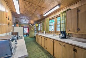 een keuken met houten kasten en een spoelbak bij Forest Views and Porch Family Cabin in Ruidoso in Ruidoso