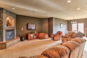 uma grande sala de estar com sofás e uma televisão em Sturgis Vacation Rental with Hot Tub and Game Room! em Sturgis