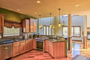 Nhà bếp/bếp nhỏ tại Sturgis Vacation Rental with Hot Tub and Game Room!