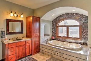 Phòng tắm tại Sturgis Vacation Rental with Hot Tub and Game Room! +34 ảnh