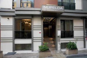 イスタンブールにあるNupelda Residence Hotelのホテル入口付きの建物