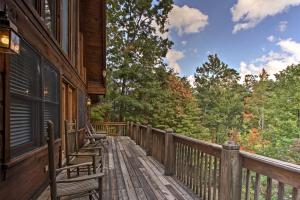 Балкон або тераса в Smoky Mountains Cabin with Hot Tub, Deck and Views!