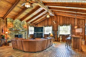 サンフォードにあるSandford Vacation Rental Near Airport and Lake!の木製の壁と天井が特徴の広い客室です。