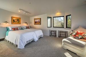 A bed or beds in a room at 2-Acre Sedona Casita with Red Rock Views