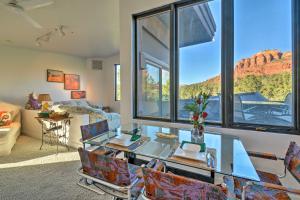 2-Acre Sedona Casita with Red Rock Views في سيدونا: غرفة معيشة مع طاولة وكراسي مطلة