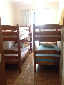 Een stapelbed of stapelbedden in een kamer bij Apartamento em Mongaguá 