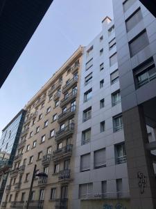 un edificio alto con balcones a un lado. en Contemporaneo y Centrico en Vigo