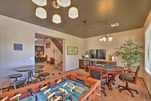 - un salon avec une table de ping-pong et des chaises dans l'établissement Arizona Retreat with Heated Pool, Fire Pit and Grill!, à Surprise