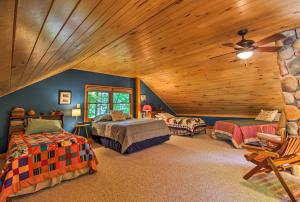 A bed or beds in a room at Trout Lake Cabin with Private Dock, Kayaks and Loft!