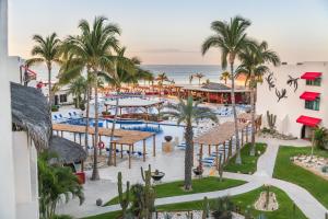 Bazén v ubytování Grand Decameron Los Cabos, A Trademark All-Inclusive Resort nebo v jeho okolí