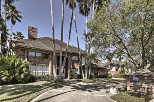 Foto da galeria de Lakefront Harlingen Home with Pool, Yard and Pool Table em Harlingen