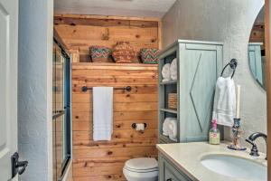 un bagno con un water e un lavandino di Ruidoso Log Cabin Retreat - Peaceful and Convenient a Ruidoso Altre 17 foto