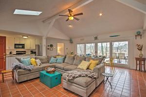 ein Wohnzimmer mit einem Sofa und einem Deckenventilator in der Unterkunft Lake Lanier Home with Dock, Boat Parking, and Grill! in Gainesville