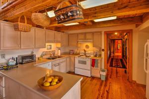 Una cocina con un bol de fruta en la encimera. en Cozy Cumberland Mountain Cabin with Stunning Views!, en Beersheba Springs 16 fotos más
