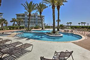 A piscina localizada em Pointe West Family Retreat Balcony and Ocean Views! ou nos arredores