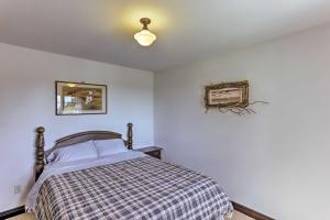 Кровать или кровати в номере Hermosa Home with Blackhills View, Gas Grill and Deck!