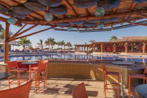 Bazén v ubytování Grand Decameron Los Cabos, A Trademark All-Inclusive Resort nebo v jeho okolí