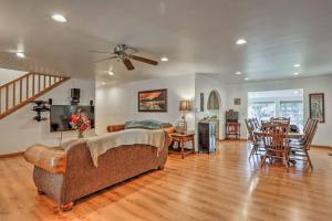 Χώρος καθιστικού στο Game Room, Yard, Deck and Fireplace Lakeside Home