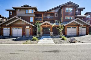 duży drewniany dom z dwoma garażami w obiekcie Winter Park Condo with Hot Tub and Mountain Views! w mieście Winter Park