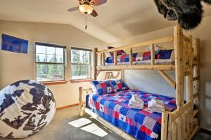 sypialnia z łóżkiem piętrowym i łóżkiem w obiekcie Winter Park Condo with Hot Tub and Mountain Views! w mieście Winter Park