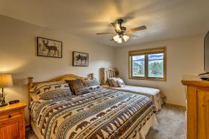 Voodi või voodid majutusasutuse Cozy Condo with Mtn Views and Deck Walk to Grand Lake toas