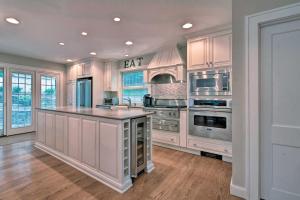 Φωτογραφία από το άλμπουμ του Waterfront Harveys Lake House with Private Dock! σε Harveys Lake