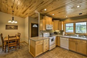 cocina con techos de madera, mesa y comedor en Mountain-View Condo with Deck Walk to Grand Lake, en Grand Lake