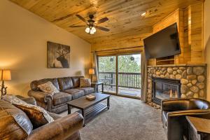 sala de estar con sofá y chimenea en Mountain-View Condo with Deck Walk to Grand Lake, en Grand Lake