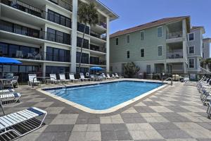 een zwembad voor een appartementencomplex bij Miramar Beach Retreat - Beachfront and Poolside in Destin